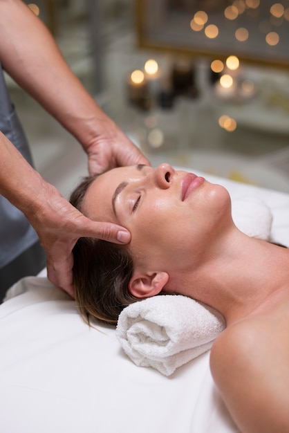 Cerrar mujer relajada recibiendo masaje