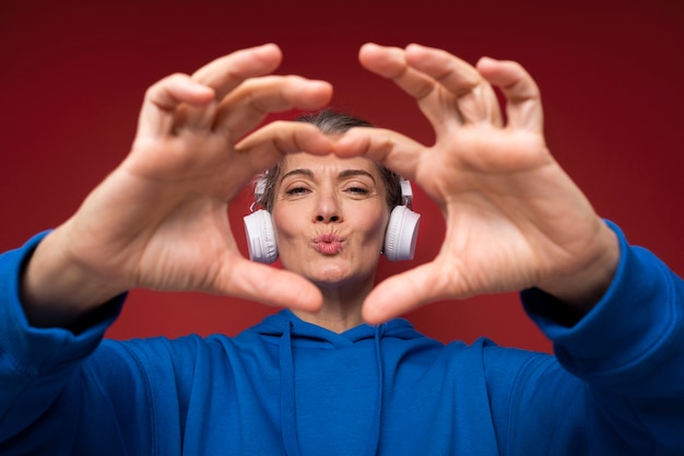 Cerrar mujer senior con auriculares