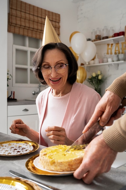 Cerrar mujer senior celebrando un cumpleaños