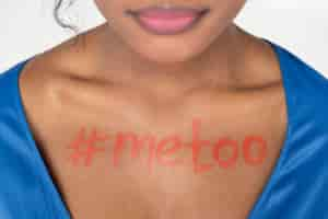 Foto gratuita cerrar en mujer con signo de metoo