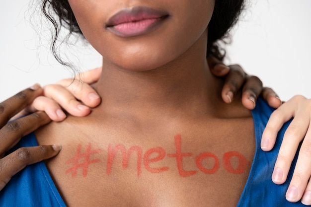 Foto gratuita cerrar en mujer con signo de metoo