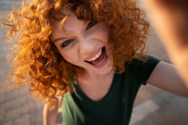 Cerrar mujer sonriente afuera