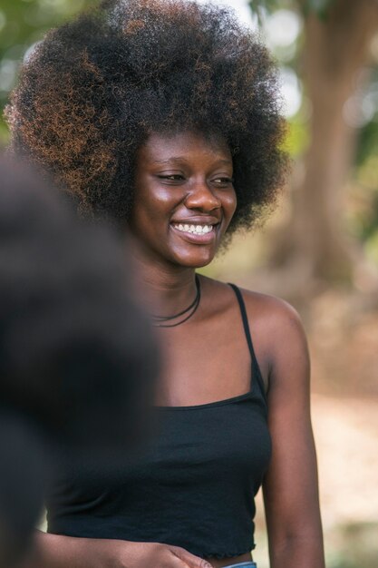 Cerrar mujer sonriente al aire libre