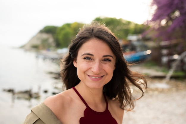 Foto gratuita cerrar mujer sonriente al aire libre