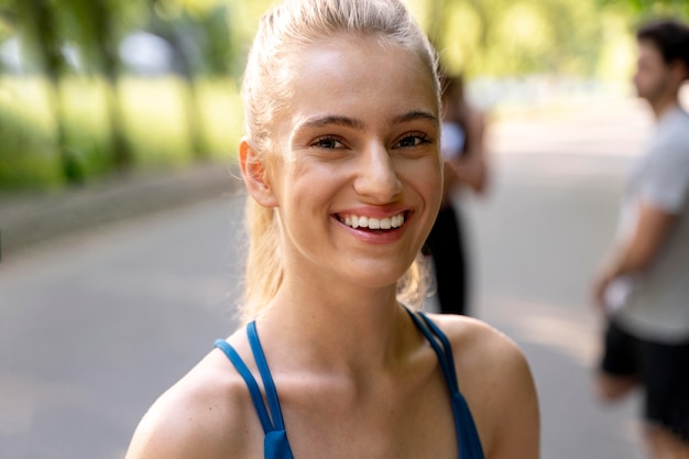 Cerrar mujer sonriente al aire libre