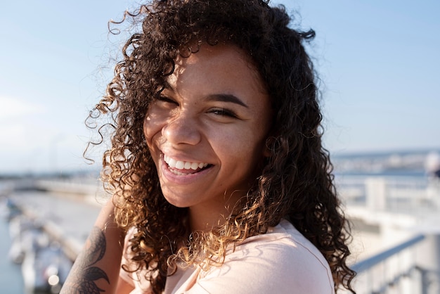 Cerrar mujer sonriente al aire libre