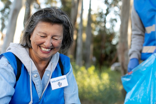 Foto gratuita cerrar mujer sonriente al aire libre