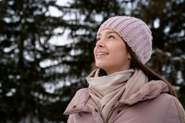 Foto gratuita cerrar mujer sonriente al aire libre