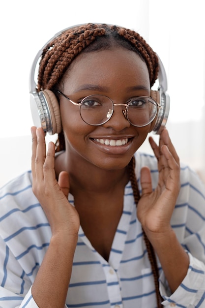 Foto gratuita cerrar mujer sonriente con auriculares