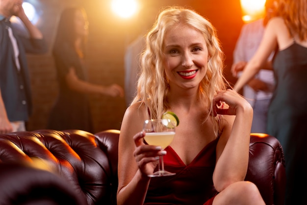 Foto gratuita cerrar mujer sonriente en el bar con bebida