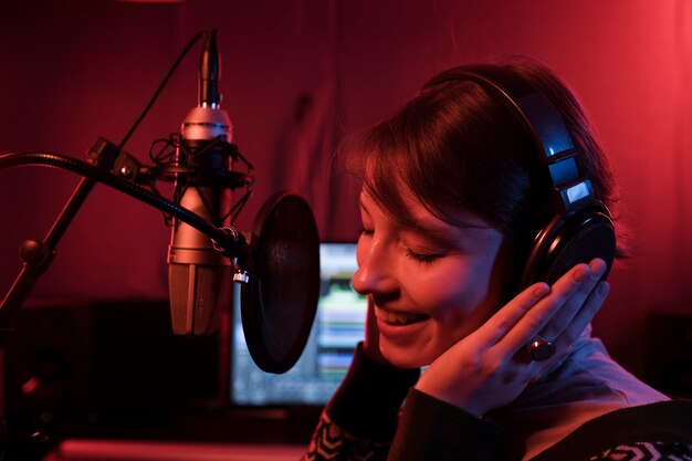 Cerrar mujer sonriente cantando