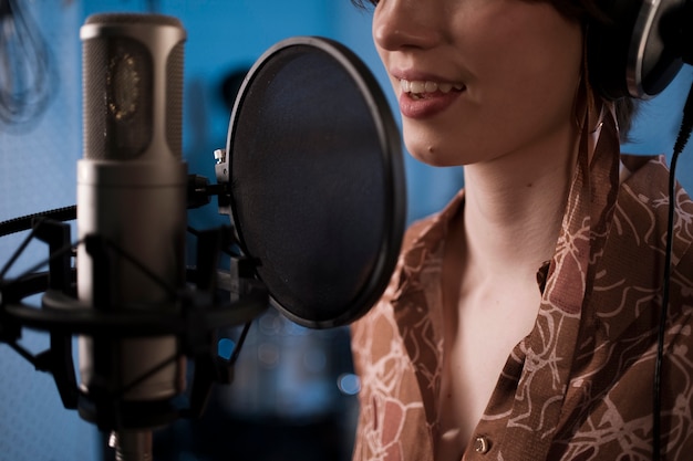 Cerrar mujer sonriente cantando