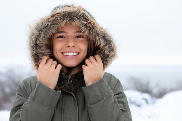 Cerrar mujer sonriente con chaqueta caliente