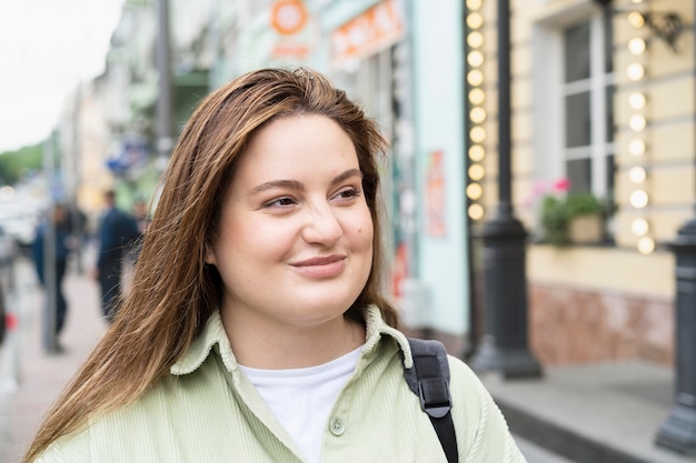 Cerrar mujer sonriente en la ciudad