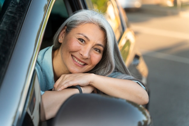 Foto gratuita cerrar mujer sonriente en coche