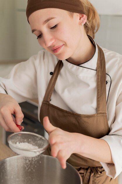 Cerrar mujer sonriente cocinando