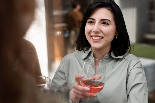 Foto gratuita cerrar mujer sonriente con copa de vino