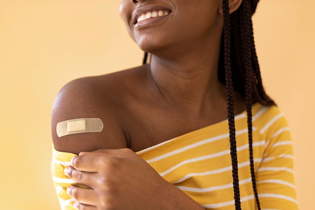 Foto gratuita cerrar mujer sonriente después de la vacuna