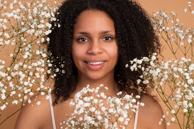 Cerrar mujer sonriente con flores