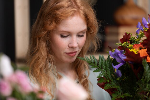 Cerrar mujer sonriente con flores