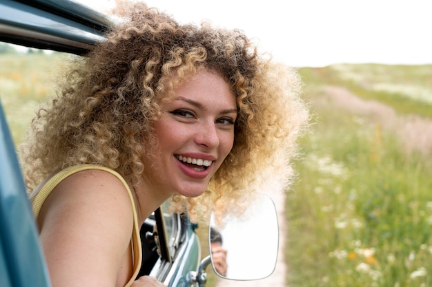 Foto gratuita cerrar mujer sonriente en furgoneta