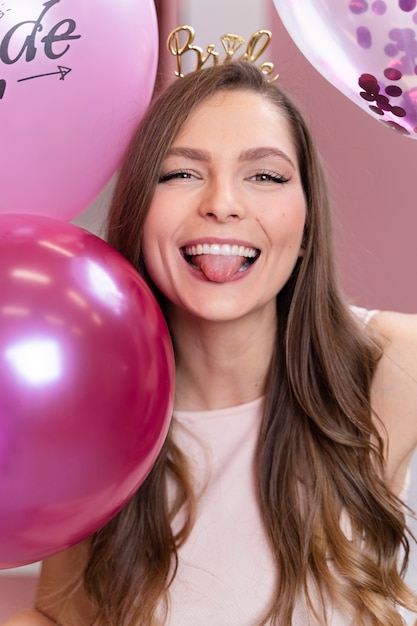 Cerrar mujer sonriente con globos