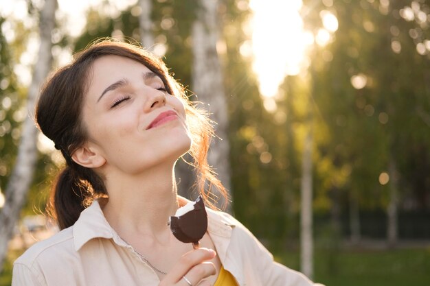 Cerrar mujer sonriente con helado