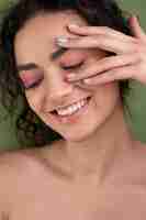 Foto gratuita cerrar mujer sonriente con hermosa manicura