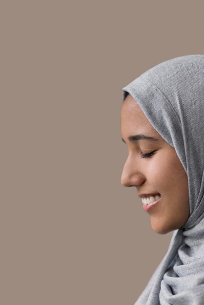 Cerrar mujer sonriente con hijab