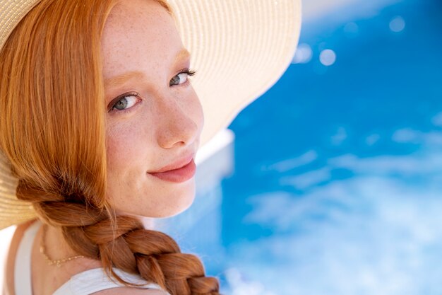 Cerrar mujer sonriente junto a la piscina