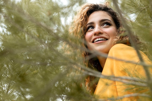 Cerrar mujer sonriente en la naturaleza