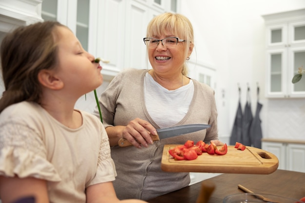 Cerrar mujer sonriente y niña con comida