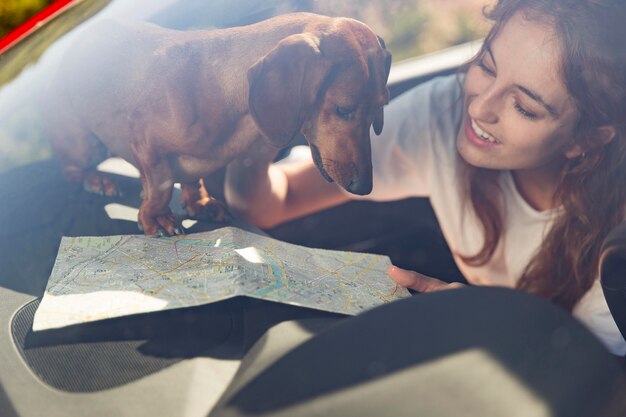 Cerrar mujer sonriente con perro y mapa