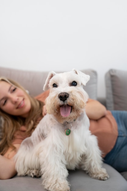 Cerrar mujer sonriente y perro en sofá