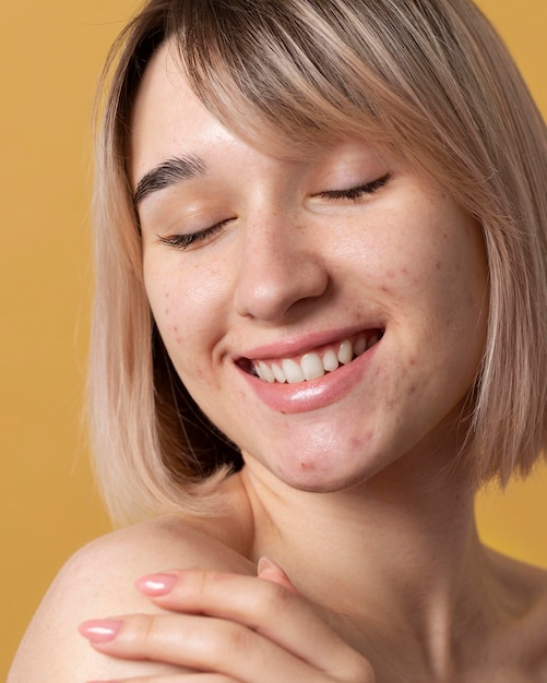 Cerrar mujer sonriente posando