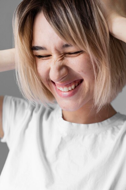 Cerrar mujer sonriente posando