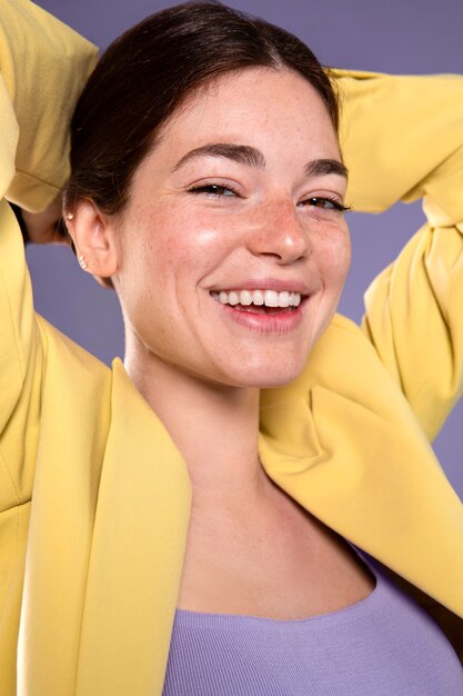 Cerrar mujer sonriente posando