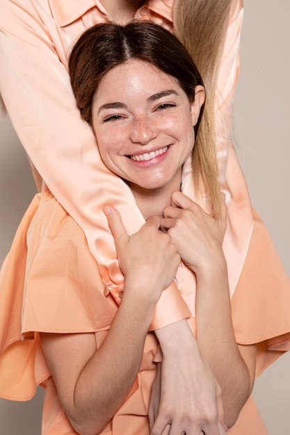 Cerrar mujer sonriente posando