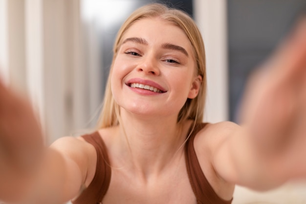 Foto gratuita cerrar mujer sonriente posando