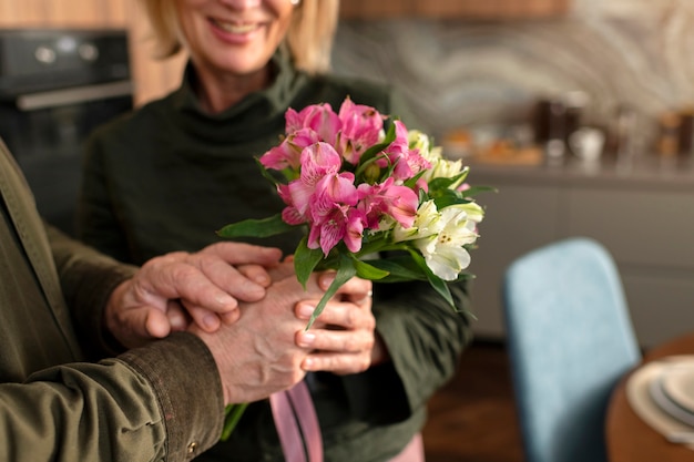 Cerrar mujer sonriente recibiendo flores