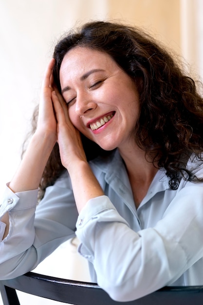 Cerrar mujer sonriente en silla