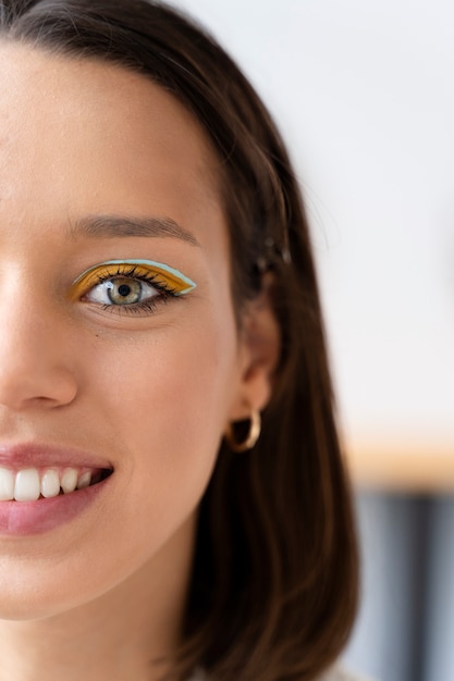 Cerrar mujer sonriente con sombra de ojos