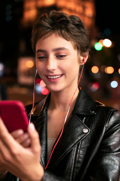 Cerrar mujer sonriente con teléfono