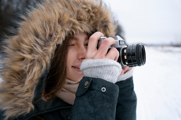 Cerrar mujer sonriente tomando fotos