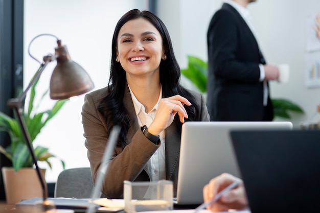 Foto gratuita cerrar mujer sonriente trabajando