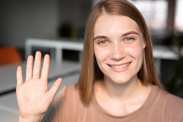 Cerrar mujer sonriente en el trabajo