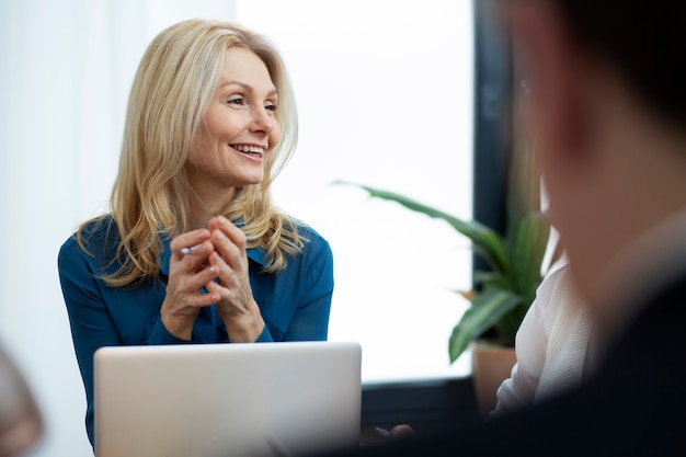 Foto gratuita cerrar mujer sonriente en el trabajo