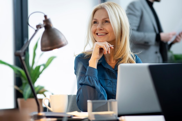 Cerrar mujer sonriente en el trabajo