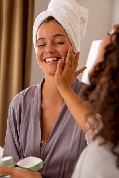 Cerrar mujer sonriente con tratamiento facial