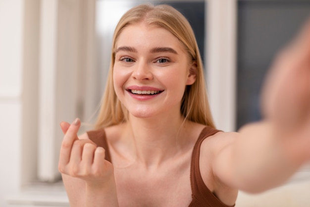 Foto gratuita cerrar mujer sonriente